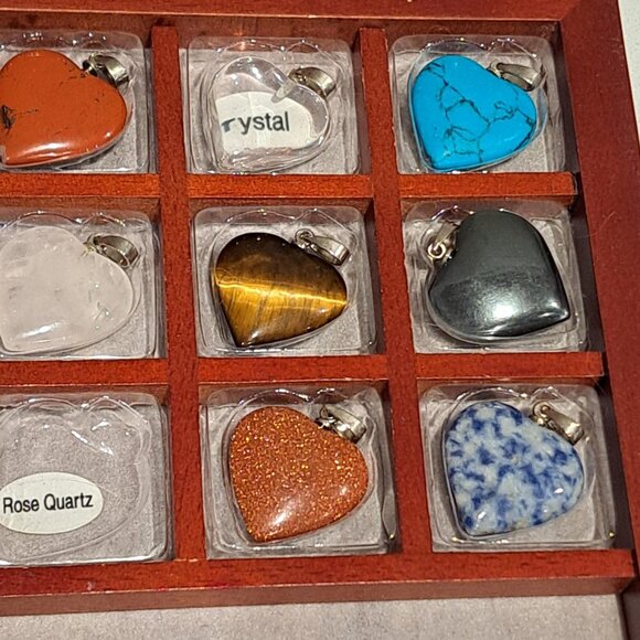 11 heart gem stone pendants in wooden case - Picture 9 of 10